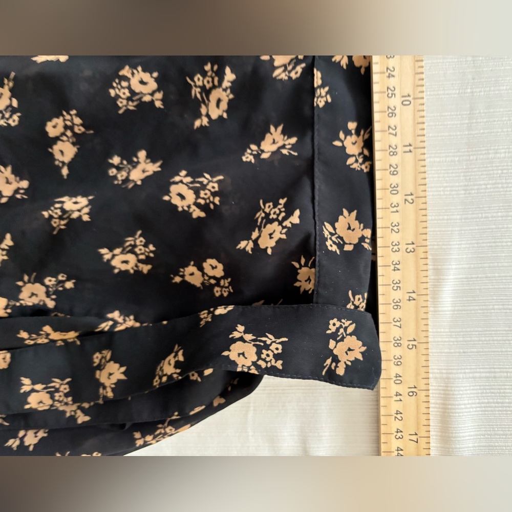 Hollister Mini Wrap Skirt Black and Cream Floral Pattern High Waist SZ L - Picture 7 of 13